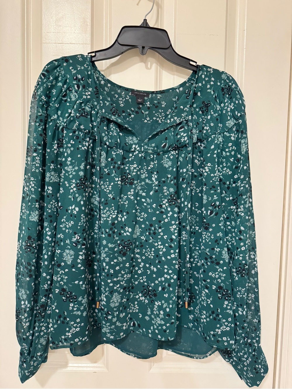Ann Taylor Green Floral Long-Sleeve Blouse Size Large